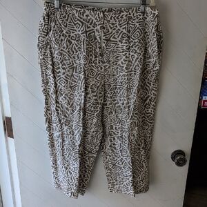 Ruby Rd. White and Gray Patterned Pants